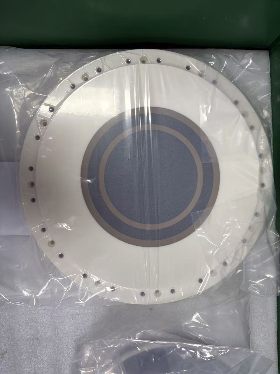 Porous ceramic vacuum chuck table