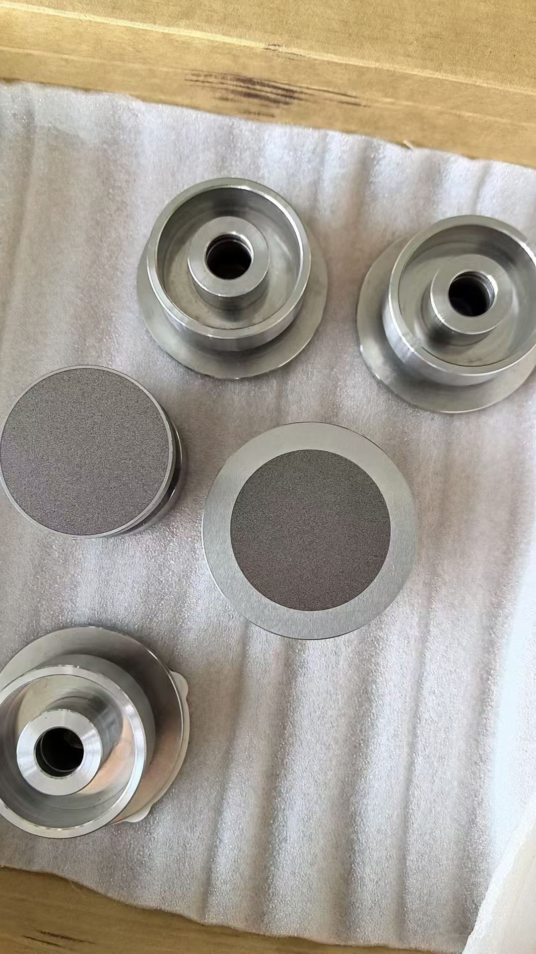 Porous ceramic vacuum chuck spin table transportation pad