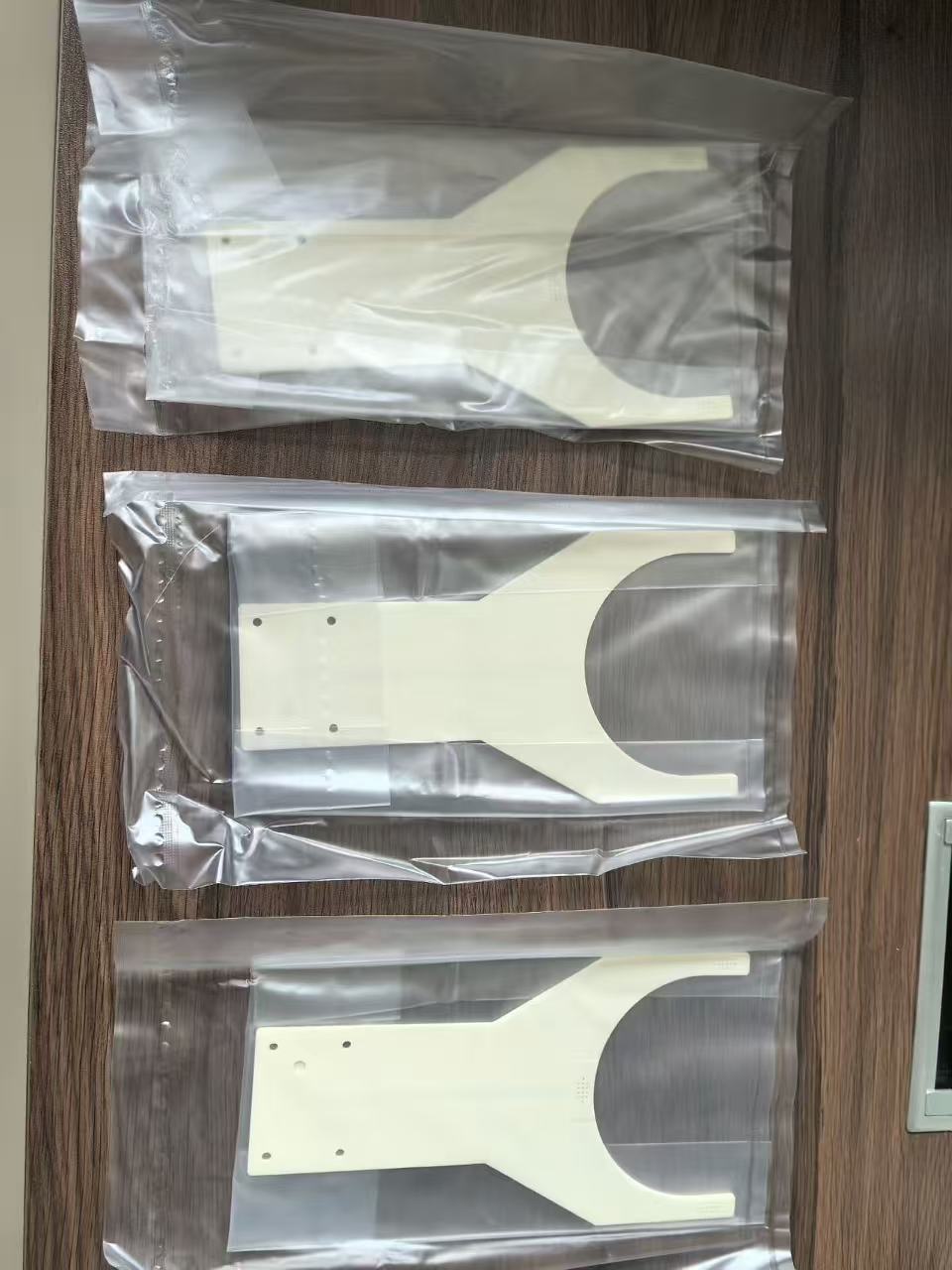 Ceramic robot hard arm end effector wafer transportation pad