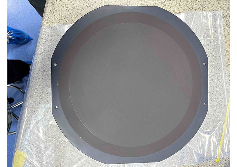 Porous ceramic vacuum chuck table